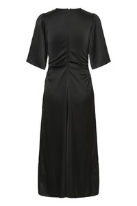 Melna kleita ar gludu tekstūru, īsām piedurknēm, savākumiem viduklī un centrālu rāvējslēdzēju aizmugurē. Midi garuma dizains.