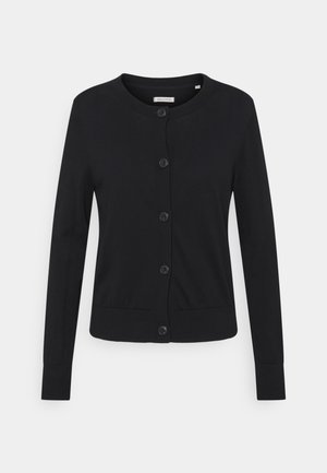 Cardigan nero, realizzato in morbido materiale a maglia, con maniche lunghe, scollo rotondo, chiusura frontale con bottoni e due tasche laterali.