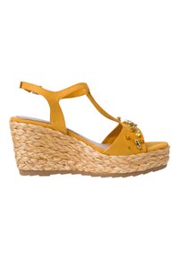 Gelbe Wildleder-Wedge-Sandale mit T-Riemen-Design, juteumwickelter Zwischensohle, dekorativen Nieten auf dem Obermaterial und Gummisohle für besseren Halt.