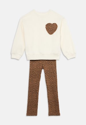 GAP, SEP CREW SET HEART PATCH - Панталон тип клин - off-white/ brown/ black