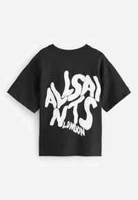 Čierne tričko s krátkym rukávom s veľkým bielym zdeformovaným textom "ALLSAINTS LONDON" potlačeným na prednej strane.