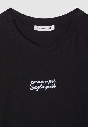 Maglietta nera a girocollo con testo italiano ricamato in bianco "prima o poi sbaglio giusto" sotto il colletto e etichetta Terranova taglia S all'interno.