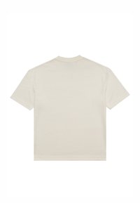 T-shirt beige a maniche corte con scollo rotondo vista da dietro su sfondo bianco.