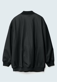 Veste bomber noire à coupe ample, col et poignets côtelés ; tissu lisse avec un design simple, sans ornements ni éléments métalliques visibles.