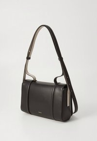 Črna usnjena torbica za čez ramo s strukturiranim dizajnom, ki vključuje gladko teksturo, nastavljiv trak in subtilen zlat logotip.