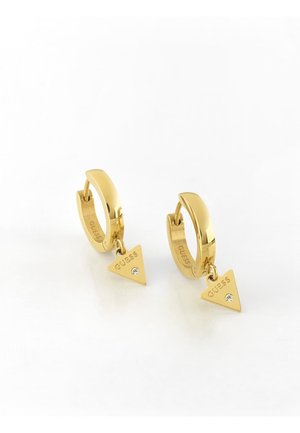 Guldøreringe med ringe og hængende trekantede vedhæng, der er indgraveret med "GUESS" og hver vedhæng har en lille klar ædelsten.