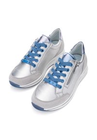 Stříbrné tenisky s modrými tkaničkami a akcenty, s koženým a semišovým exteriérem, bočním zipem a zaoblenou špičkou.