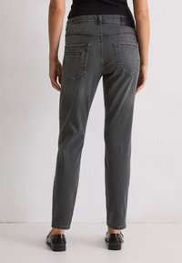 Graue Jeans aus Denim mit Slim Fit, ausgestattet mit Gesäßtaschen und einem mittelhohen Bund. Strukturierter Stoff mit glattem Finish.