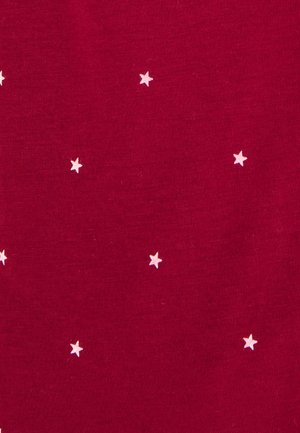 Tela roja con una textura suave que presenta pequeños patrones de estrellas blancas distribuidos de manera uniforme por toda la superficie.