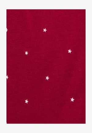 Rood stof met een gladde textuur, featuring kleine, witte sterpatronen die gelijkmatig over het oppervlak verspreid zijn.