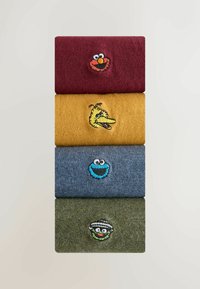 Cztery dzianinowe czapki: bordowa z Elmo, żółta z Wielkim Ptakem, niebieska z Ciasteczkowym Potworem oraz zielona z Oscarem z Kubła, każda z wyszywanymi detalami.