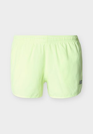 Shorts de sport jaune néon conçus en tissu léger et flexible, dotés d'une taille élastique et d'un logo réfléchissant sur le côté.