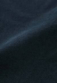 Donkerblauwe stof met een gladde, geweven textuur. Het materiaal heeft een fijn, uniform patroon en een lichte glans die varieert met het licht.