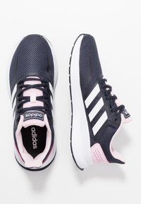 Marinblå och rosa Adidas löparskor med vita ränder, meshuppbyggnad och vadderad sula, visade från ovan och sidan på vit bakgrund.