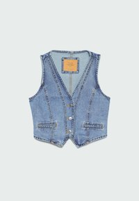 Blå denim ärmlös väst med tre framknappar, två framfickor, V-ringning och en brun rektangulär etikett inuti kragen.