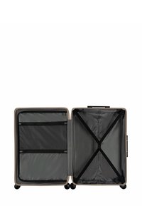 Harde koffer in beige met vier zwarte wielen. Het interieur heeft een grijze voering, twee mesh ritszakken en kruisbanden om spullen te beveiligen.