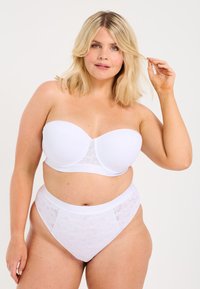 Vit strapless bh med en texturerad bandeau-design, kombinerad med hög midja trosor med ett spetsmönster. Slät yta, mjukt tyg.