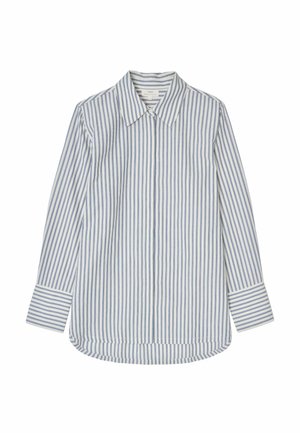 Camisa blanca de manga larga con cuello, con rayas verticales azules y puños con botones.