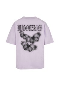 Lilla kortærmet t-shirt med en sort grafik af sommerfugle og ordet "M GONZALES" i et stiliseret skrifttype på ryggen.