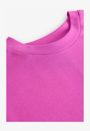 Fuksia crew-neck t-särk, mis on valmistatud pehmest puuvillakangast. Omab siledat tekstuuri koos puhta ja lihtsa disainiga ning õmmeldud kaelusega.