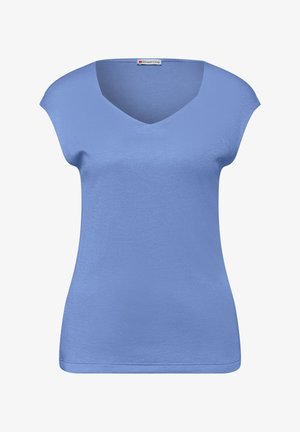 Jasnoniebieska damska bluzka z krótkim rękawem, dekoltem w serek i metką marki Street One przy kołnierzu.