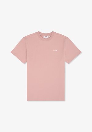 Camiseta de algodón rosa claro con cuello redondo. Presenta un pequeño logo FILA en blanco y rojo en el pecho. Mangas cortas, diseño minimalista.