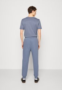 HUGO DAYOTE - Pantalones deportivos - open blue