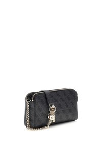 Portafoglio nero con texture, chiusura a zip, tracolla a catena e un pendente a forma di lucchetto. Presenta un motivo di loghi intrecciati sulla superficie.