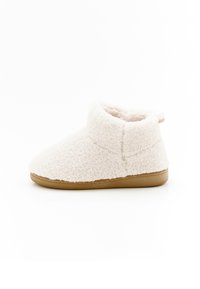 Pantofole calde realizzate in morbido e soffice tessuto bianco, con punta rotonda, design a caviglia bassa e suola in gomma color beige.
