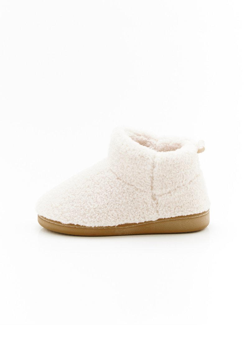 Pantofole calde realizzate in morbido e soffice tessuto bianco, con punta rotonda, design a caviglia bassa e suola in gomma color beige.