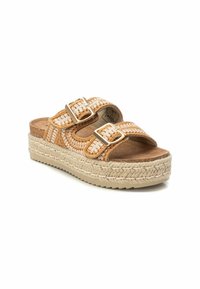 Sandalias de plataforma trenzadas en marrón y crema con dos hebillas metálicas ajustables, detalles de cuerda texturizada y una plantilla acolchada.