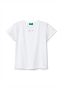 Camiseta de algodón blanca con mangas cortas, que presenta un escote redondo y recortes decorativos cerca del pecho. Etiqueta de la marca visible en el cuello.