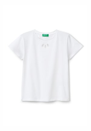 T-shirt en coton blanc à manches courtes, doté d'un col rond et de découpes décoratives près de la poitrine. Étiquette de la marque visible au niveau du cou.