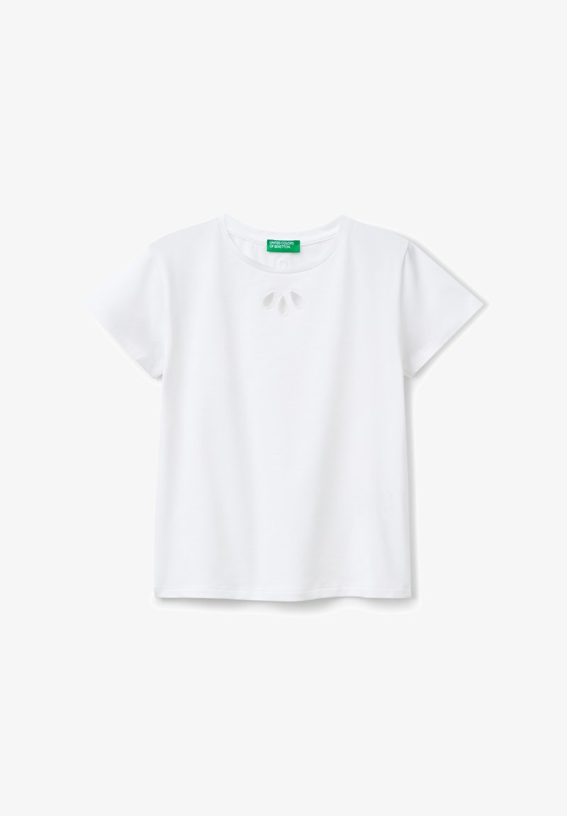 T-shirt en coton blanc à manches courtes, doté d'un col rond et de découpes décoratives près de la poitrine. Étiquette de la marque visible au niveau du cou.