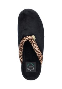 Schwarzer Hausschuh mit einer weichen, plüschigen Oberfläche, einem Leopardenmuster-Riemen und einem kleinen goldenen Akzent. Die Sohle ist rundlich, mit einem sichtbaren Markenlogo im Inneren.