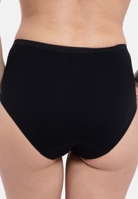 Schwarze Baumwollunterwäsche mit hoher Taille, glatter Textur, elastischem Bund und ohne sichtbare Nähte, mit einem Design für vollständige Abdeckung.