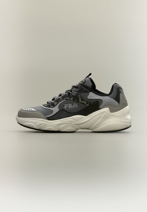 Grå og sort FILA sneaker med tyk hvid sål, mesh og ruskind overdel samt snørebånd, vist i sideprofil på neutral baggrund.