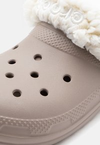 Crocs CLASSIC UNISEX - Natikače - latte