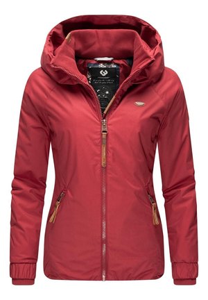 Chaqueta roja con capucha y cremallera frontal completa, dos bolsillos laterales con cremallera, puños elásticos y cuello interior acanalado.