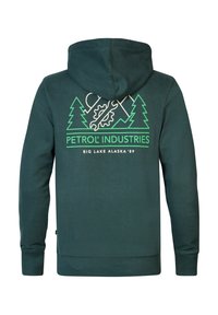 Sudadera con capucha verde con un diseño gráfico que presenta montañas, árboles y herramientas. Texto "PETROL INDUSTRIES BIG LAKE ALASKA '89" mostrado.