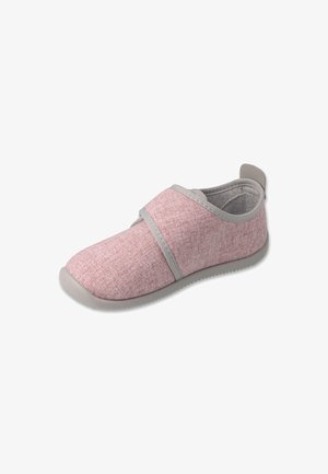 Pantofole in tessuto rosa con accenti grigi, dotate di una parte superiore morbida e testurizzata e suola in gomma grigia, progettate per comfort e facilità d'uso.