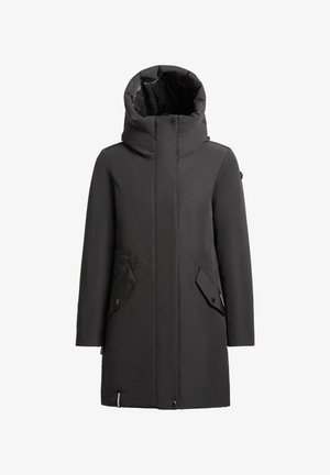 Parka negra larga con un collar alto y capucha grande. Presenta un cierre frontal con cremallera, dos bolsillos angulados y una tela suave y texturizada.