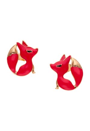 Pár červených a zlatých náušnic do uší ve tvaru lišek s černými detaily očí, malé a lesklé, zobrazené na bílém pozadí.