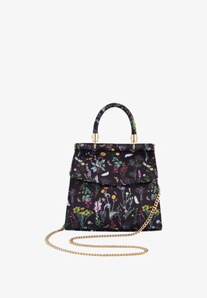 Juoda gėlėta rankinė, pagaminta iš audinio, su auksine grandinėlės dirželiu. Ji turi viršutinį rankeną, užsegimą su užklotu ir spalvingą botaninį raštą.