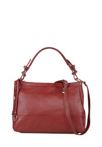 Rote strukturierte Lederhandtasche mit zwei verstellbaren Trägern, einem kurzen Griff und einem langen Umhängeriemen, akzentuiert mit einem kleinen italienischen Flaggenanhänger.