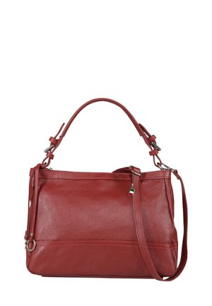 Rote strukturierte Lederhandtasche mit zwei verstellbaren Trägern, einem kurzen Griff und einem langen Umhängeriemen, akzentuiert mit einem kleinen italienischen Flaggenanhänger.