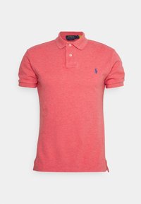 Rotes kurzärmeliges Poloshirt aus strukturiertem Baumwollmaterial, mit einem Dreiknopfbund und gesticktem Logo auf der linken Brust.