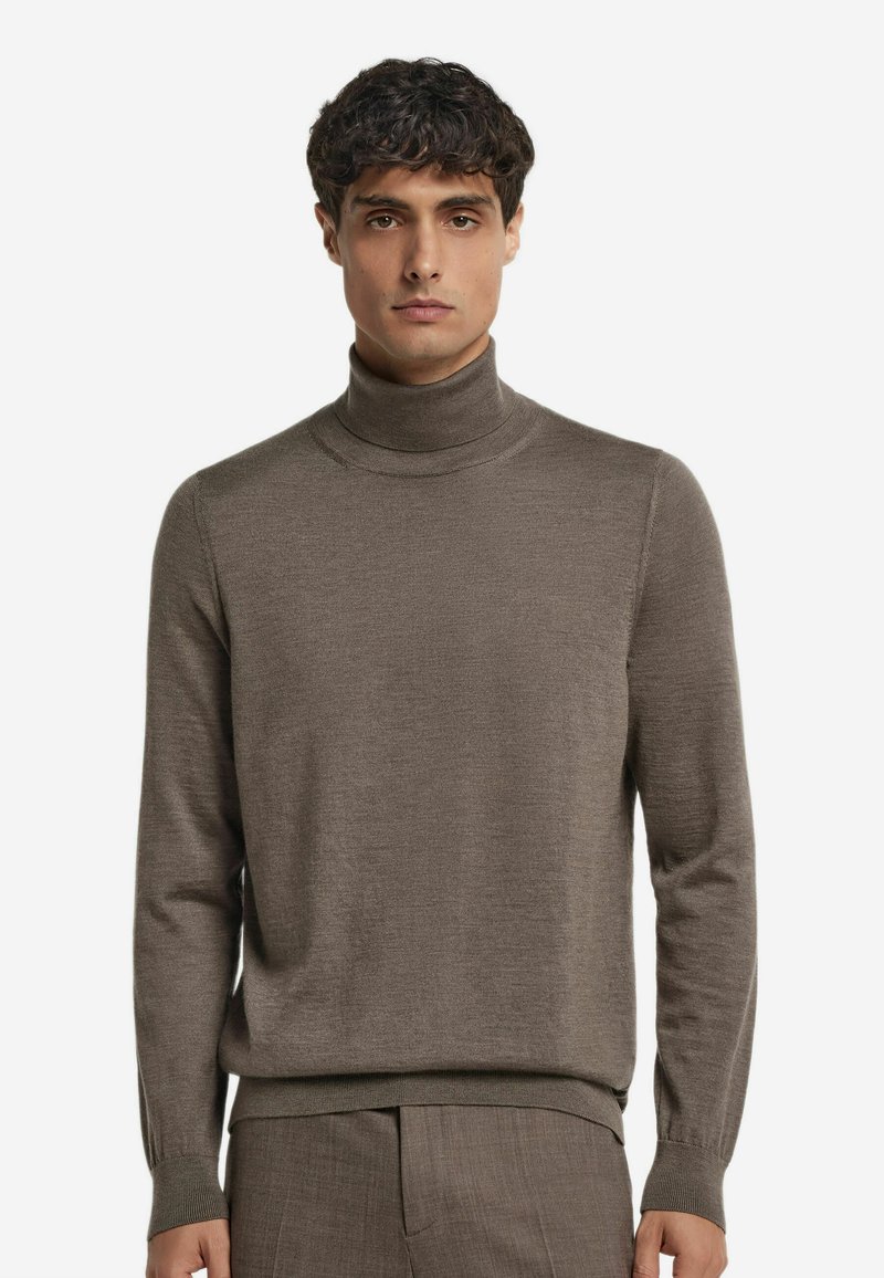 Brauner Rollkragenpullover aus weichem Strickmaterial, mit eng anliegenden Ärmeln und geripptem Kragen, im lässigen Schnitt gestaltet.