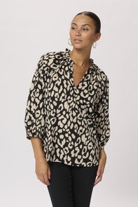 Blusa leopardata nera e beige con maniche a sbuffo, scollatura a V e dettagli arricciati sulle spalle. Tessuto leggero e vestibilità comoda.