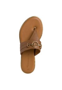 Brun lädersandal med platt sula, försedd med ett V-format rem, guldfärgade detaljer och en slät yta.